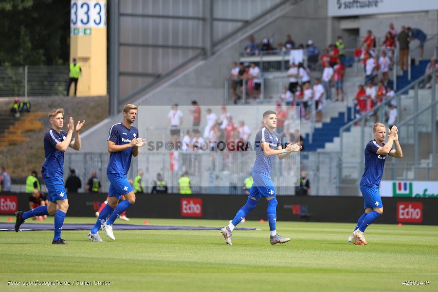 Applaus, Fabian Holland, Merck-Stadion, Darmstadt, 24.07.2021, DFL, sport, action, Fussball, Deutschland, Juli 2021, Saison 2021/2022, SSV, SVD, Bundesliga, 2. Bundesliga, SSV Jahn Regensburg, SV Darmstadt 98 - Bild-ID: 2300419