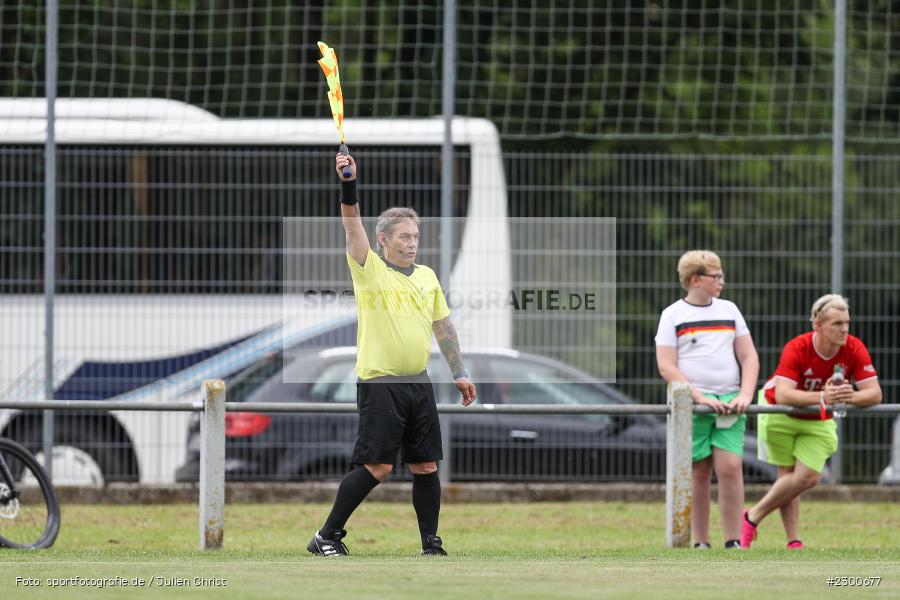Assistent, Schiedsrichter, Thomas Maurer, sport, action, Sportplatz Duivenallee, Saison 2021/2022, Juli 2021, Gemünden, Fussball, FVGS, FV Gemünden/Seifriedsburg, FCM, FC Mömlingen, Deutschland, Bezirksliga Unterfranken West, BFV, 25.07.2021 - Bild-ID: 2300677