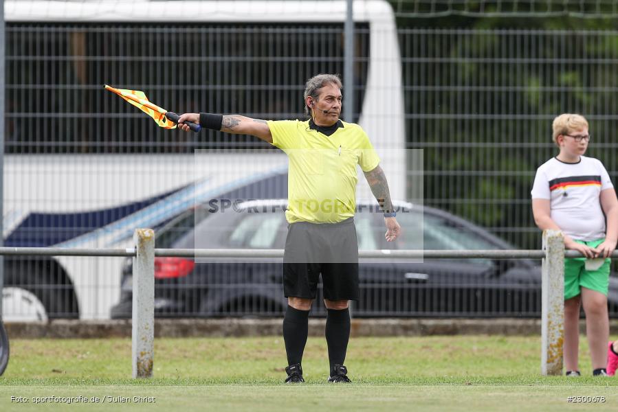 Assistent, Schiedsrichter, Thomas Maurer, sport, action, Sportplatz Duivenallee, Saison 2021/2022, Juli 2021, Gemünden, Fussball, FVGS, FV Gemünden/Seifriedsburg, FCM, FC Mömlingen, Deutschland, Bezirksliga Unterfranken West, BFV, 25.07.2021 - Bild-ID: 2300678
