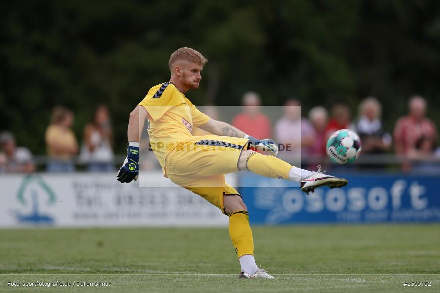 Abschlag, Justin Reichert, Sportgelände, Karlburg, 27.07.2021, BFV, sport, action, Fussball, Deutschland, Juli 2021, Saison 2021/2022, Grabfeldgallier, TSV, Bayernliga Nord, TSV Großbardorf, TSV Karlburg - Bild-ID: 2300752