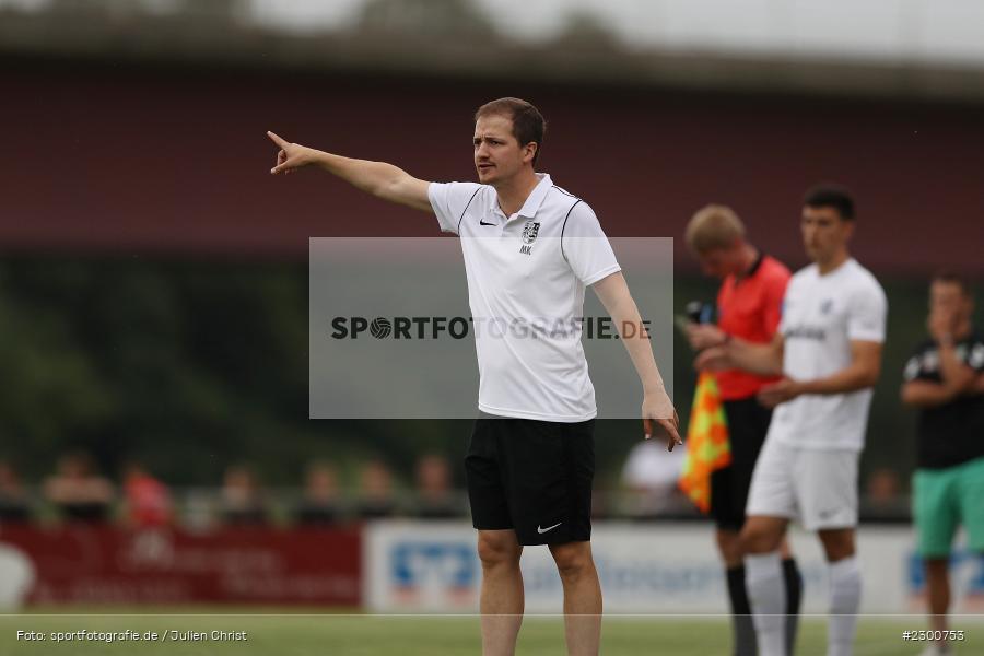 Hände, Arme, gestikuliert, Trainer, Markus Köhler, Sportgelände, Karlburg, 27.07.2021, BFV, sport, action, Fussball, Deutschland, Juli 2021, Saison 2021/2022, Grabfeldgallier, TSV, Bayernliga Nord, TSV Großbardorf, TSV Karlburg - Bild-ID: 2300753