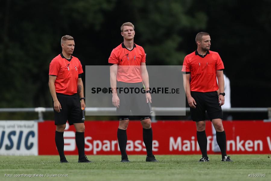 Schiedsrichter, Johannes Hamper, Sportgelände, Karlburg, 27.07.2021, BFV, sport, action, Fussball, Deutschland, Juli 2021, Saison 2021/2022, Grabfeldgallier, TSV, Bayernliga Nord, TSV Großbardorf, TSV Karlburg - Bild-ID: 2300790