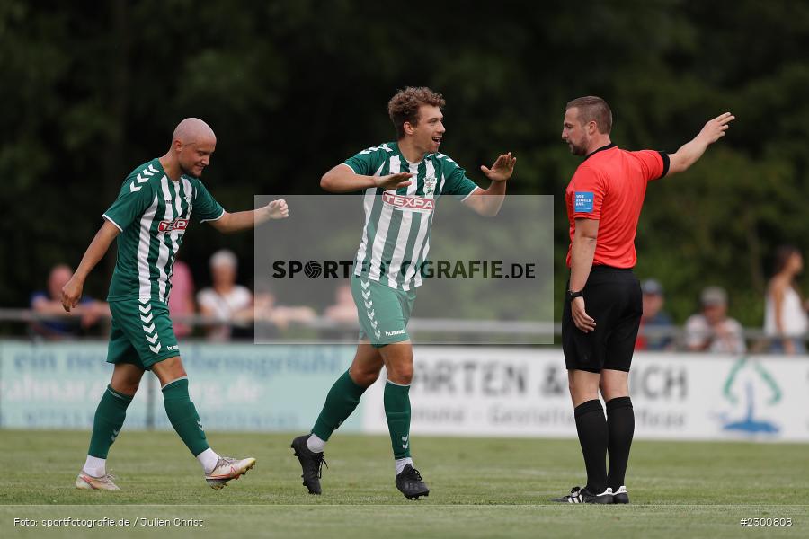 Johannes Hamper, Schiedsrichter, Maximilian Weiß, Torjubel, Xaver Müller, Sportgelände, Karlburg, 27.07.2021, BFV, sport, action, Fussball, Deutschland, Juli 2021, Saison 2021/2022, Grabfeldgallier, TSV, Bayernliga Nord, TSV Großbardorf, TSV Karlburg - Bild-ID: 2300808