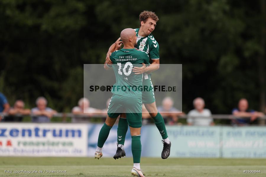Emotionen, Maximilian Weiß, Torjubel, Xaver Müller, Sportgelände, Karlburg, 27.07.2021, BFV, sport, action, Fussball, Deutschland, Juli 2021, Saison 2021/2022, Grabfeldgallier, TSV, Bayernliga Nord, TSV Großbardorf, TSV Karlburg - Bild-ID: 2300844