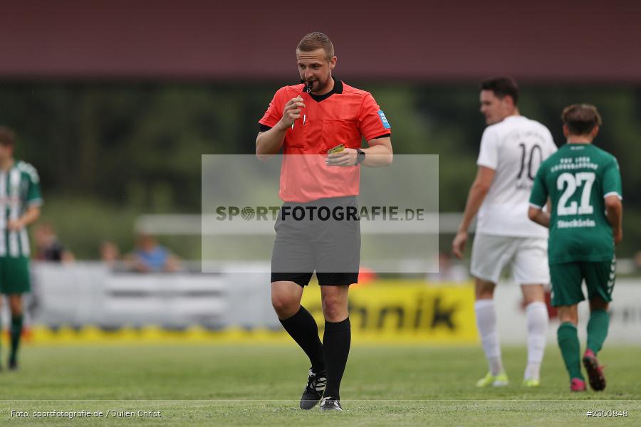 Schiedsrichter, Johannes Hamper, Sportgelände, Karlburg, 27.07.2021, BFV, sport, action, Fussball, Deutschland, Juli 2021, Saison 2021/2022, Grabfeldgallier, TSV, Bayernliga Nord, TSV Großbardorf, TSV Karlburg - Bild-ID: 2300848
