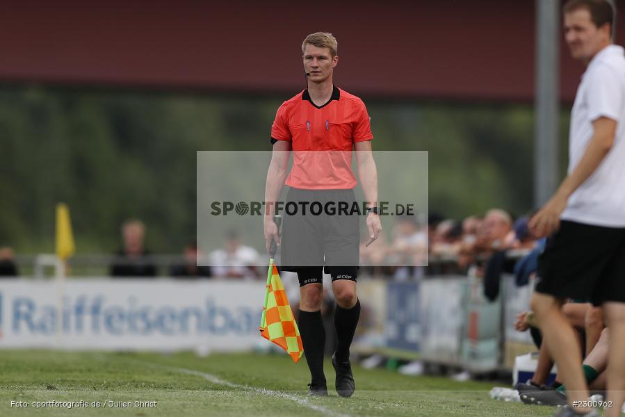 Schiedsrichter, Assistent, Oliver Barnert, Sportgelände, Karlburg, 27.07.2021, BFV, sport, action, Fussball, Deutschland, Juli 2021, Saison 2021/2022, Grabfeldgallier, TSV, Bayernliga Nord, TSV Großbardorf, TSV Karlburg - Bild-ID: 2300962