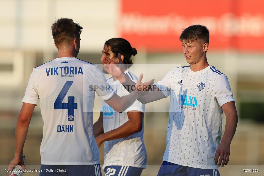 abklatschen, Niklas Borger, Stadion am Schönbusch, Aschaffenburg, 30.07.2021, BFV, sport, action, Fussball, Deutschland, Juli 2021, Regionalliga Bayern, Saison 2021/2022, SGF, SVA01, SpVgg Greuther Fürth II, SV Viktoria Aschaffenburg - Bild-ID: 2301223 abklatschen, Niklas Borger, Stadion am Schönbusch, Aschaffenburg, 30.07.2021, BFV, sport, action, Fussball, Deutschland, Juli 2021, Regionalliga Bayern, Saison 2021/2022, SGF, SVA01, SpVgg Greuther Fürth II, SV Viktoria Aschaffenburg - Bild-ID: 2301223