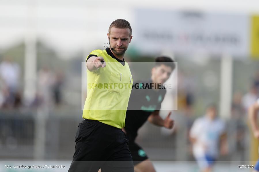 Hände, Arme, gestikuliert, Schiedsrichter, Johannes Hamper, Stadion am Schönbusch, Aschaffenburg, 30.07.2021, BFV, sport, action, Fussball, Deutschland, Juli 2021, Regionalliga Bayern, Saison 2021/2022, SGF, SVA01, SpVgg Greuther Fürth II, SV Viktoria Aschaffenburg - Bild-ID: 2301245
