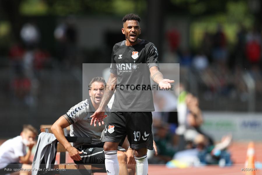 Hände, Arme, gestikuliert, Michael Dellinger, Willy-Sachs-Stadion, Schweinfurt, 31.07.2021, BFV, sport, action, Fussball, Deutschland, Juli 2021, Regionalliga Bayern, Saison 2021/2022, TSV, FC05, TSV Aubstadt, 1. FC Schweinfurt 05 - Bild-ID: 2301297 Hände, Arme, gestikuliert, Michael Dellinger, Willy-Sachs-Stadion, Schweinfurt, 31.07.2021, BFV, sport, action, Fussball, Deutschland, Juli 2021, Regionalliga Bayern, Saison 2021/2022, TSV, FC05, TSV Aubstadt, 1. FC Schweinfurt 05 - Bild-ID: 2301297