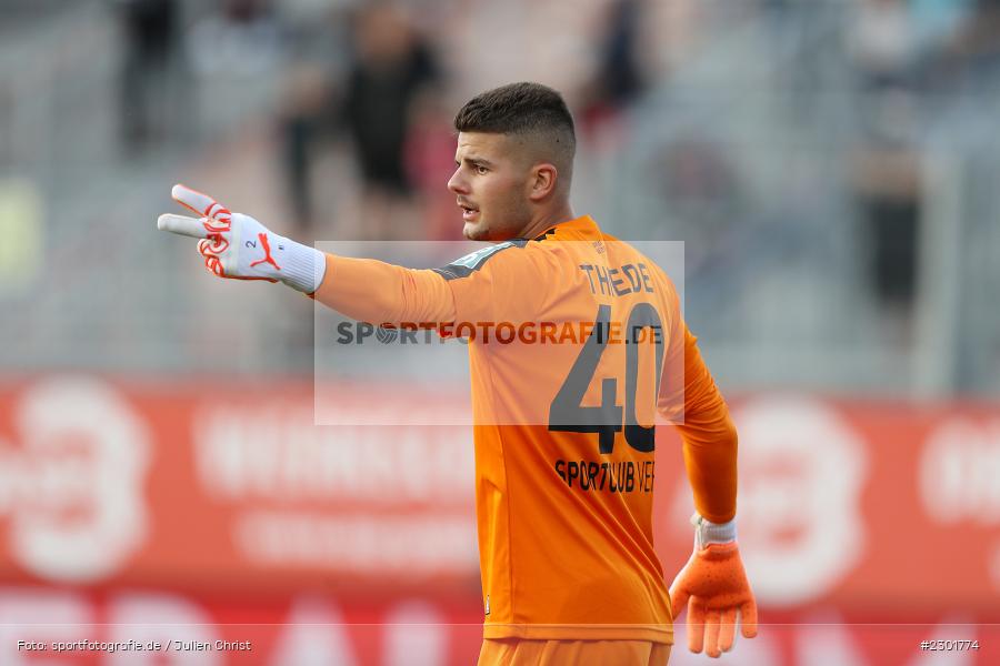 gibt Anweisungen, Niclas Thiede, FLYERALARM Arena, Würzburg, 02.08.2021, DFB, sport, action, Fussball, Deutschland, August 2021, 3. Liga, Saison 2021/2022, SCV, FWK, SC Verl, FC Würzburger Kickers - Bild-ID: 2301774