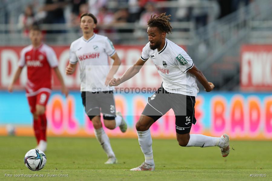 Cyrill Elija Akono, FLYERALARM Arena, Würzburg, 02.08.2021, DFB, sport, action, Fussball, Deutschland, August 2021, 3. Liga, Saison 2021/2022, SCV, FWK, SC Verl, FC Würzburger Kickers - Bild-ID: 2301820