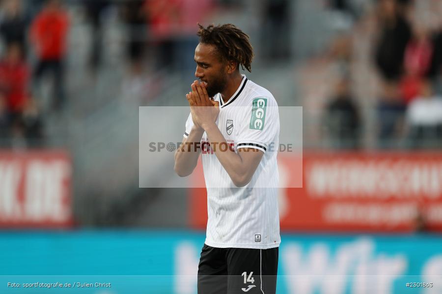 Hände, Arme, gestikuliert, Hadern, Cyrill Elija Akono, FLYERALARM Arena, Würzburg, 02.08.2021, DFB, sport, action, Fussball, Deutschland, August 2021, 3. Liga, Saison 2021/2022, SCV, FWK, SC Verl, FC Würzburger Kickers - Bild-ID: 2301863