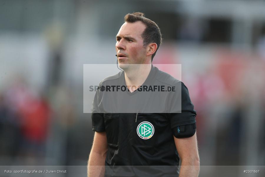 Schiedsrichter, Mitja Stegemann, FLYERALARM Arena, Würzburg, 02.08.2021, DFB, sport, action, Fussball, Deutschland, August 2021, 3. Liga, Saison 2021/2022, SCV, FWK, SC Verl, FC Würzburger Kickers - Bild-ID: 2301867