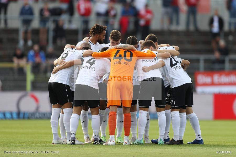 Mannschaftskreis, FLYERALARM Arena, Würzburg, 02.08.2021, DFB, sport, action, Fussball, Deutschland, August 2021, 3. Liga, Saison 2021/2022, SCV, FWK, SC Verl, FC Würzburger Kickers - Bild-ID: 2301888