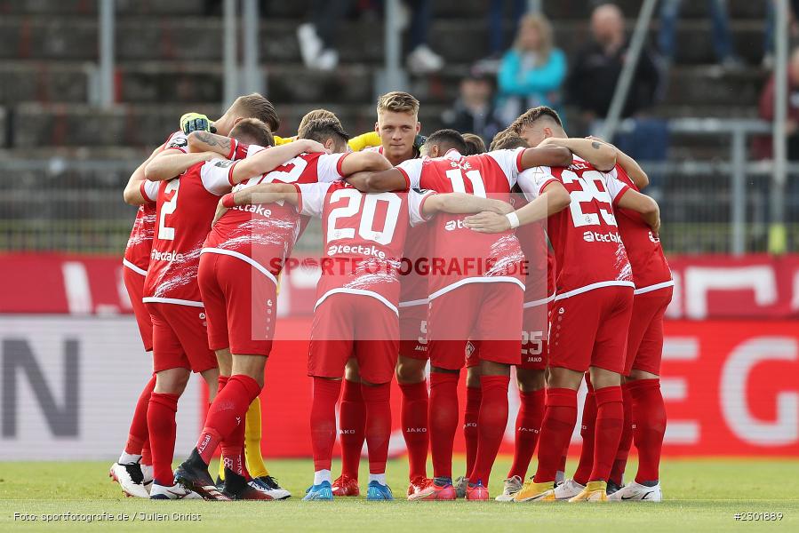 Mannschaftskreis, FLYERALARM Arena, Würzburg, 02.08.2021, DFB, sport, action, Fussball, Deutschland, August 2021, 3. Liga, Saison 2021/2022, SCV, FWK, SC Verl, FC Würzburger Kickers - Bild-ID: 2301889