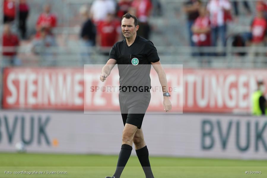 Schiedsrichter, Mitja Stegemann, FLYERALARM Arena, Würzburg, 02.08.2021, DFB, sport, action, Fussball, Deutschland, August 2021, 3. Liga, Saison 2021/2022, SCV, FWK, SC Verl, FC Würzburger Kickers - Bild-ID: 2301896