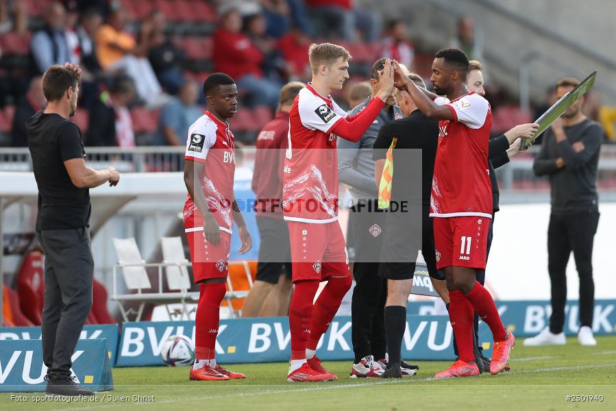 Ryan-Segon Adigo, Saliou Sane, Einwechslung, Maximilian Breunig, FLYERALARM Arena, Würzburg, 02.08.2021, DFB, sport, action, Fussball, Deutschland, August 2021, 3. Liga, Saison 2021/2022, SCV, FWK, SC Verl, FC Würzburger Kickers - Bild-ID: 2301940