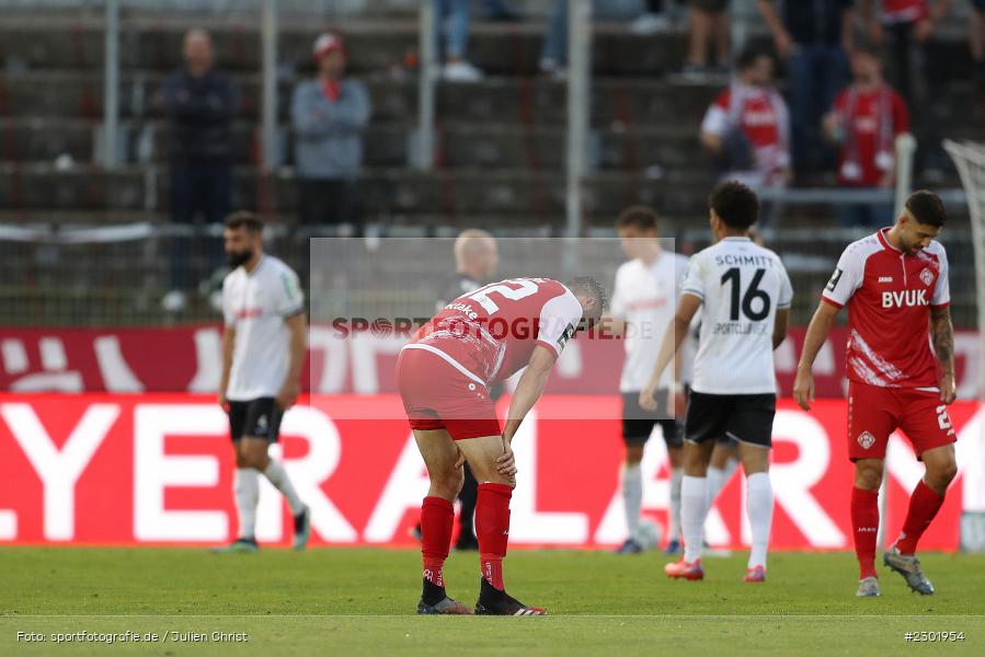 Enttäuscht, Christian Strohdiek, FLYERALARM Arena, Würzburg, 02.08.2021, DFB, sport, action, Fussball, Deutschland, August 2021, 3. Liga, Saison 2021/2022, SCV, FWK, SC Verl, FC Würzburger Kickers - Bild-ID: 2301954