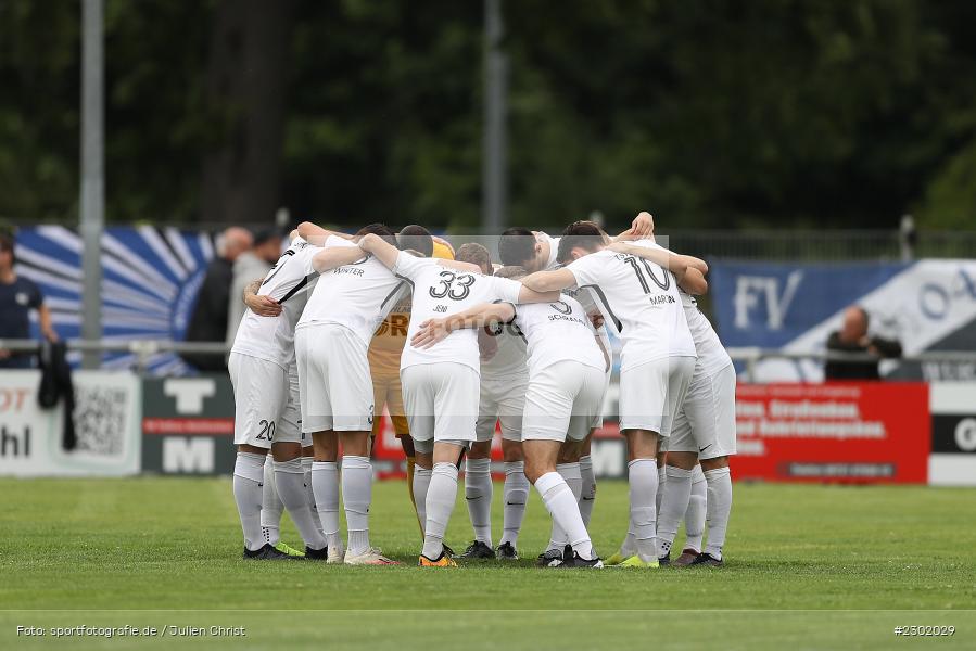 Mannschaftskreis, Sportgelände, Karlburg, 04.08.2021, BFV, sport, action, Fussball, Deutschland, August 2021, Bayernliga Nord, Saison 2021/2022, WFV, TSV, Würzburger FV, TSV Karlburg - Bild-ID: 2302029