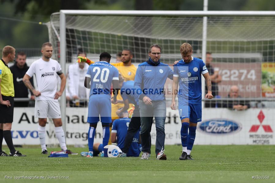 gibt Anweisungen, Berthold Göbel, Sportgelände, Karlburg, 04.08.2021, BFV, sport, action, Fussball, Deutschland, August 2021, Bayernliga Nord, Saison 2021/2022, WFV, TSV, Würzburger FV, TSV Karlburg - Bild-ID: 2302036 gibt Anweisungen, Berthold Göbel, Sportgelände, Karlburg, 04.08.2021, BFV, sport, action, Fussball, Deutschland, August 2021, Bayernliga Nord, Saison 2021/2022, WFV, TSV, Würzburger FV, TSV Karlburg - Bild-ID: 2302036