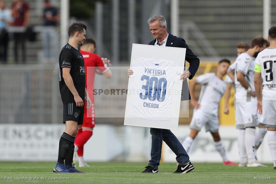Manfred Fleckenstein, Ehrung, Daniel Cheron, Stadion am Schönbusch, Aschaffenburg, 06.08.2021, BFV, sport, action, Fussball, Deutschland, August 2021, Regionalliga Bayern, Saison 2021/2022, SVW, SVA01, SV Wacker Burghausen, SV Viktoria Aschaffenburg - Bild-ID: 2302219 Manfred Fleckenstein, Ehrung, Daniel Cheron, Stadion am Schönbusch, Aschaffenburg, 06.08.2021, BFV, sport, action, Fussball, Deutschland, August 2021, Regionalliga Bayern, Saison 2021/2022, SVW, SVA01, SV Wacker Burghausen, SV Viktoria Aschaffenburg - Bild-ID: 2302219