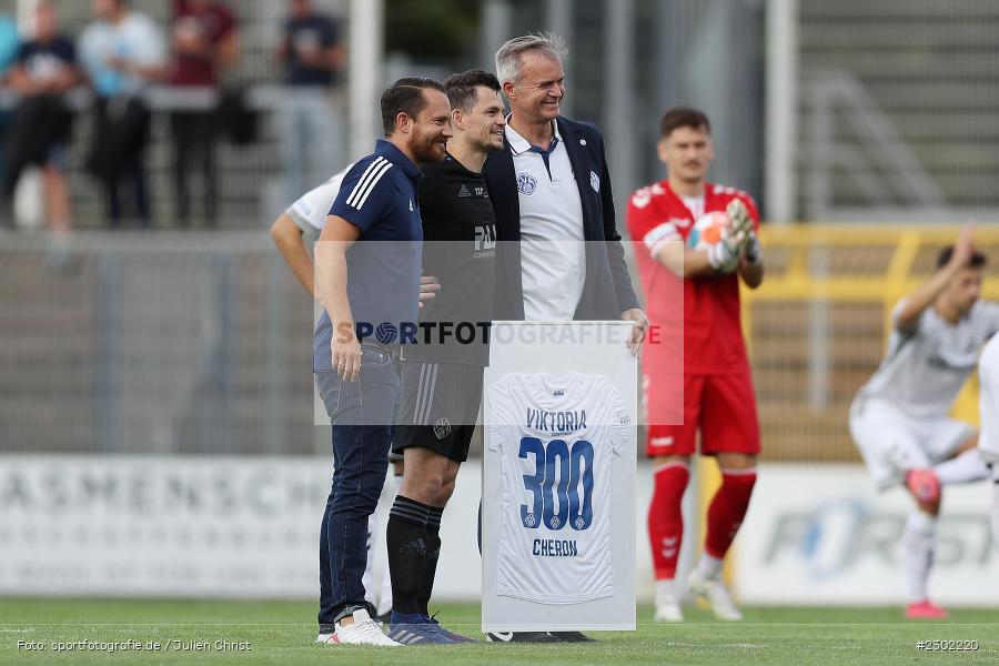 Vorstand, Benedikt Hotz, Manfred Fleckenstein, Ehrung, Daniel Cheron, Stadion am Schönbusch, Aschaffenburg, 06.08.2021, BFV, sport, action, Fussball, Deutschland, August 2021, Regionalliga Bayern, Saison 2021/2022, SVW, SVA01, SV Wacker Burghausen, SV Viktoria Aschaffenburg - Bild-ID: 2302220