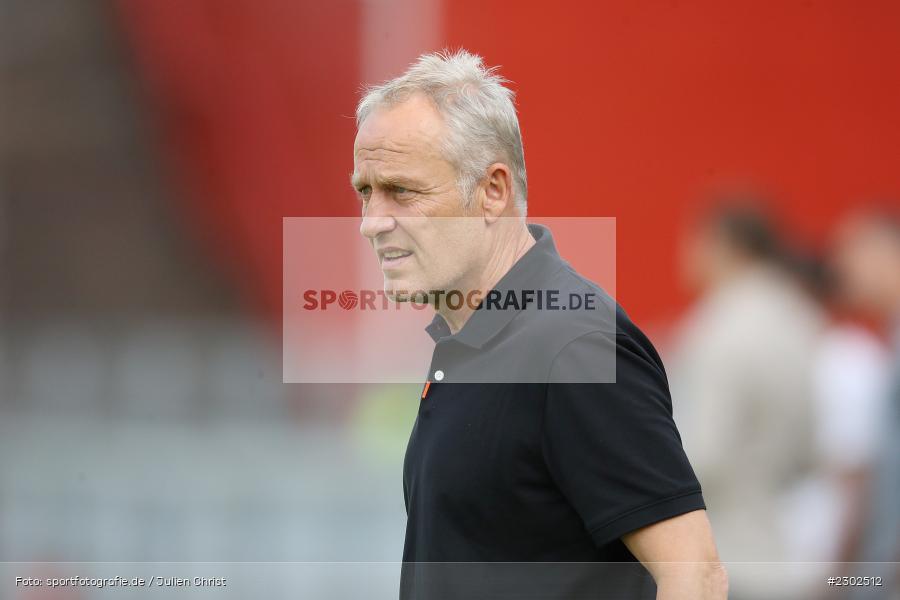 Trainer, Christian Streich, FLYERALARM-Arena, Würzburg, 08.08.2021, DFB, sport, action, Fussball, Deutschland, August 2021, Runde 1, DFB-Pokal, Saison 2021/2022, SCF, FWK, SC Freiburg, FC Würzburger Kickers - Bild-ID: 2302512