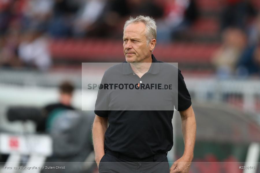 Trainer, Christian Streich, FLYERALARM-Arena, Würzburg, 08.08.2021, DFB, sport, action, Fussball, Deutschland, August 2021, Runde 1, DFB-Pokal, Saison 2021/2022, SCF, FWK, SC Freiburg, FC Würzburger Kickers - Bild-ID: 2302513