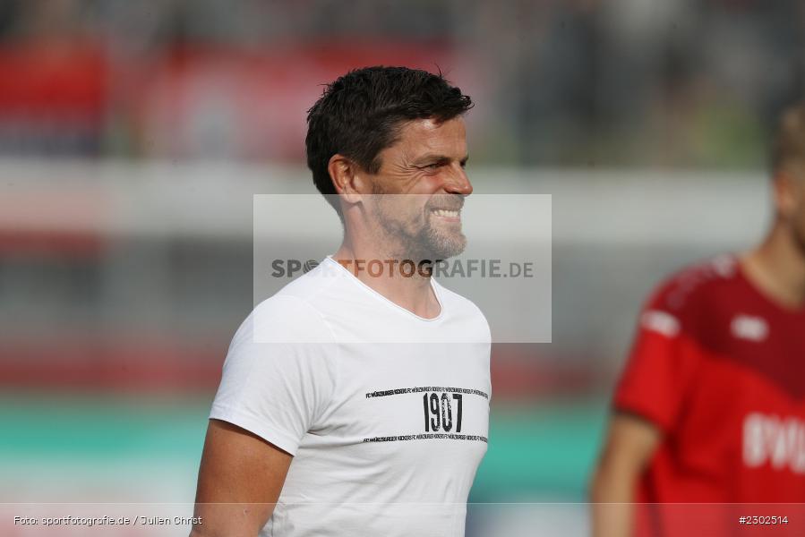 lachen, Trainer, Torsten Ziegner, FLYERALARM-Arena, Würzburg, 08.08.2021, DFB, sport, action, Fussball, Deutschland, August 2021, Runde 1, DFB-Pokal, Saison 2021/2022, SCF, FWK, SC Freiburg, FC Würzburger Kickers - Bild-ID: 2302514