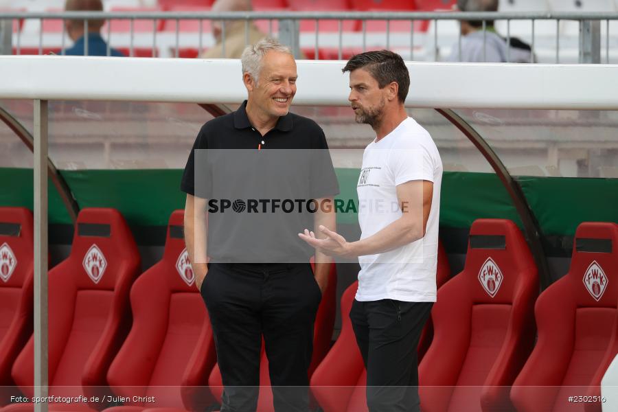Gespräch, Dialog, Torsten Ziegner, Trainer, Christian Streich, FLYERALARM-Arena, Würzburg, 08.08.2021, DFB, sport, action, Fussball, Deutschland, August 2021, Runde 1, DFB-Pokal, Saison 2021/2022, SCF, FWK, SC Freiburg, FC Würzburger Kickers - Bild-ID: 2302516