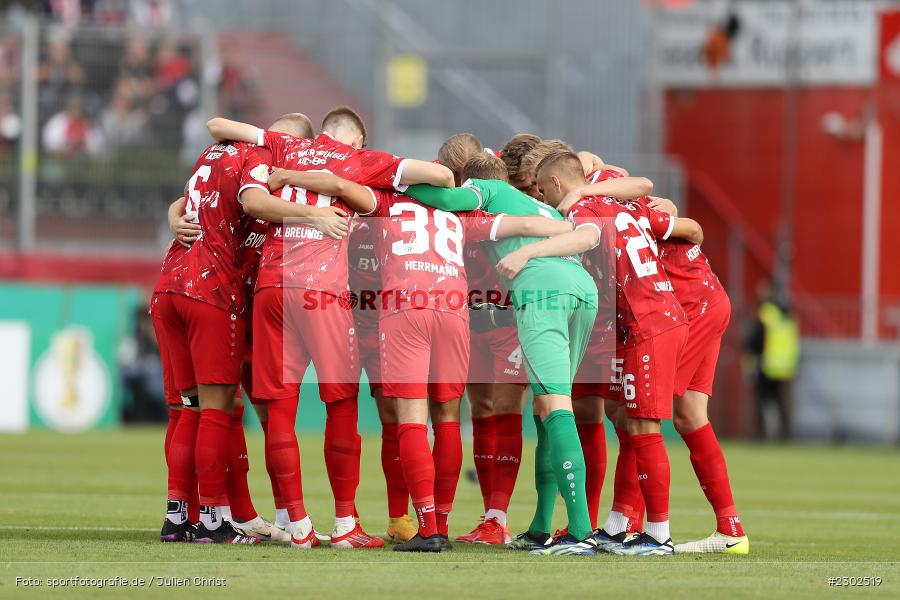 Mannschaftskreis, FLYERALARM-Arena, Würzburg, 08.08.2021, DFB, sport, action, Fussball, Deutschland, August 2021, Runde 1, DFB-Pokal, Saison 2021/2022, SCF, FWK, SC Freiburg, FC Würzburger Kickers - Bild-ID: 2302519