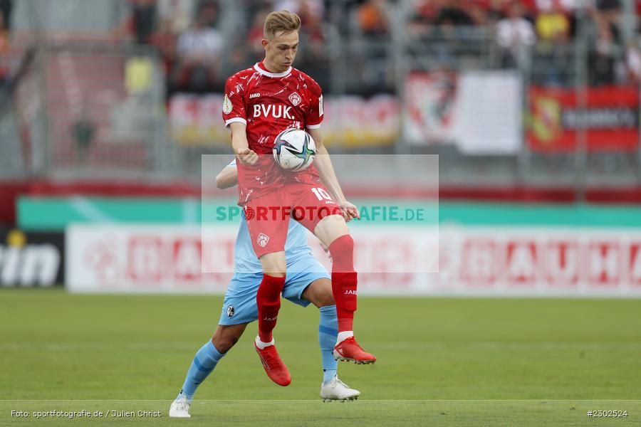 Maximilian Breunig, FLYERALARM-Arena, Würzburg, 08.08.2021, DFB, sport, action, Fussball, Deutschland, August 2021, Runde 1, DFB-Pokal, Saison 2021/2022, SCF, FWK, SC Freiburg, FC Würzburger Kickers - Bild-ID: 2302524