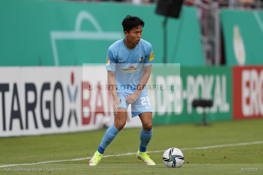 Wooyeong Jeong, FLYERALARM-Arena, Würzburg, 08.08.2021, DFB, sport, action, Fussball, Deutschland, August 2021, Runde 1, DFB-Pokal, Saison 2021/2022, SCF, FWK, SC Freiburg, FC Würzburger Kickers - Bild-ID: 2302525