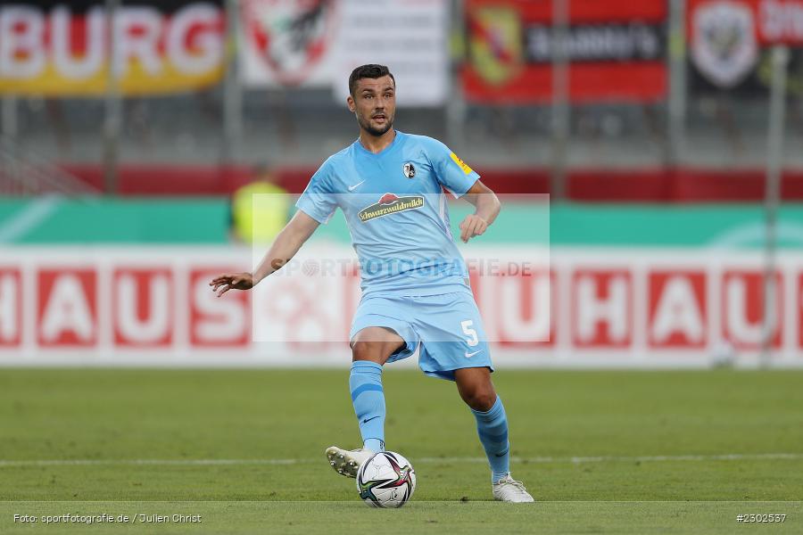 Manuel Gulde, FLYERALARM-Arena, Würzburg, 08.08.2021, DFB, sport, action, Fussball, Deutschland, August 2021, Runde 1, DFB-Pokal, Saison 2021/2022, SCF, FWK, SC Freiburg, FC Würzburger Kickers - Bild-ID: 2302537