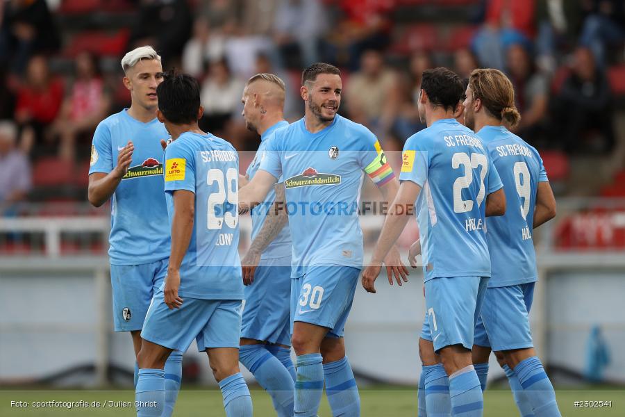 Nicolas Höfler, Wooyeong Jeong, Freude, Torjubel, Christian Günter, FLYERALARM-Arena, Würzburg, 08.08.2021, DFB, sport, action, Fussball, Deutschland, August 2021, Runde 1, DFB-Pokal, Saison 2021/2022, SCF, FWK, SC Freiburg, FC Würzburger Kickers - Bild-ID: 2302541