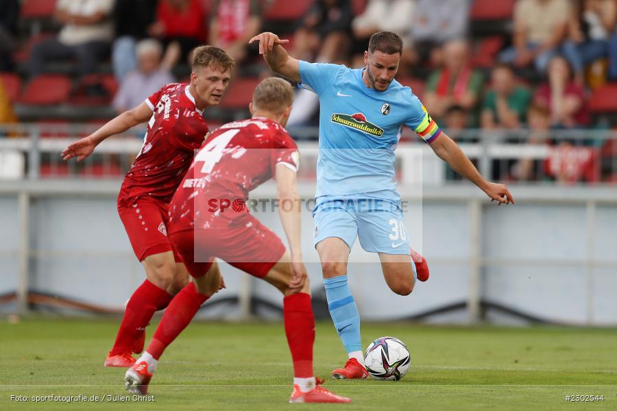Christian Günter, FLYERALARM-Arena, Würzburg, 08.08.2021, DFB, sport, action, Fussball, Deutschland, August 2021, Runde 1, DFB-Pokal, Saison 2021/2022, SCF, FWK, SC Freiburg, FC Würzburger Kickers - Bild-ID: 2302544