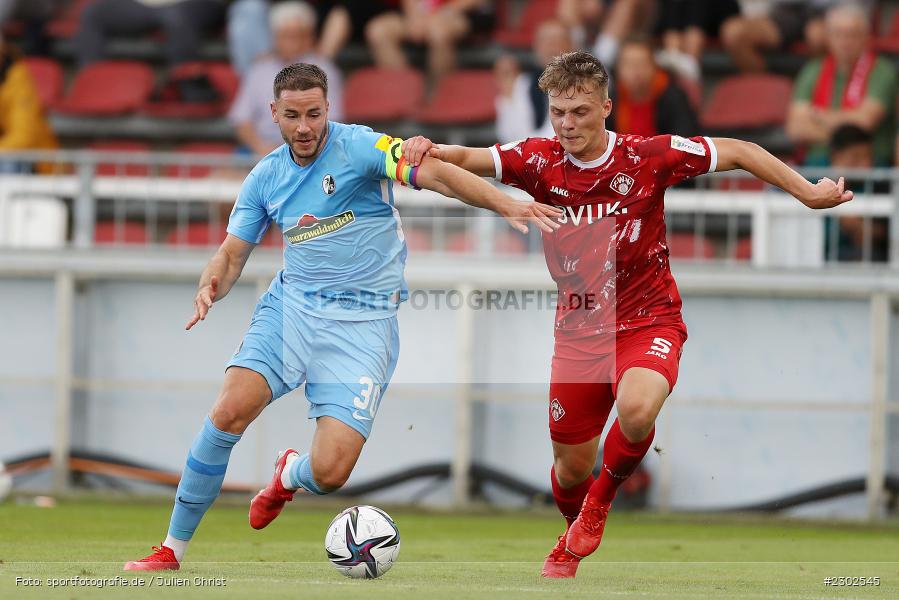 Christian Günter, FLYERALARM-Arena, Würzburg, 08.08.2021, DFB, sport, action, Fussball, Deutschland, August 2021, Runde 1, DFB-Pokal, Saison 2021/2022, SCF, FWK, SC Freiburg, FC Würzburger Kickers - Bild-ID: 2302545