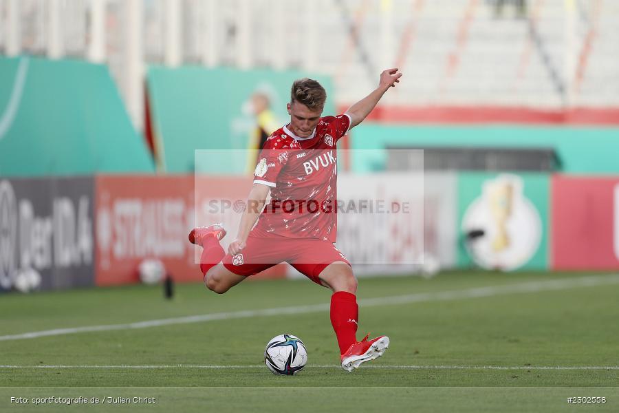 Leon Schneider, FLYERALARM-Arena, Würzburg, 08.08.2021, DFB, sport, action, Fussball, Deutschland, August 2021, Runde 1, DFB-Pokal, Saison 2021/2022, SCF, FWK, SC Freiburg, FC Würzburger Kickers - Bild-ID: 2302558