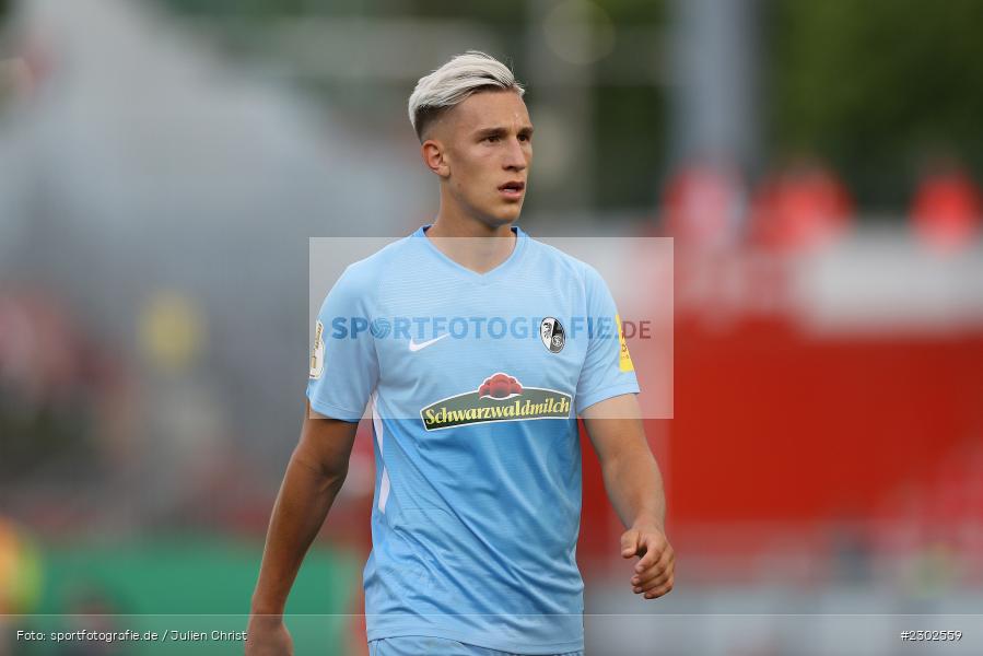 Nico Schlotterbeck, FLYERALARM-Arena, Würzburg, 08.08.2021, DFB, sport, action, Fussball, Deutschland, August 2021, Runde 1, DFB-Pokal, Saison 2021/2022, SCF, FWK, SC Freiburg, FC Würzburger Kickers - Bild-ID: 2302559
