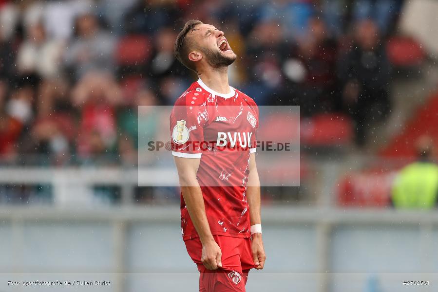 enttäuscht, David Kopacz, FLYERALARM-Arena, Würzburg, 08.08.2021, DFB, sport, action, Fussball, Deutschland, August 2021, Runde 1, DFB-Pokal, Saison 2021/2022, SCF, FWK, SC Freiburg, FC Würzburger Kickers - Bild-ID: 2302561