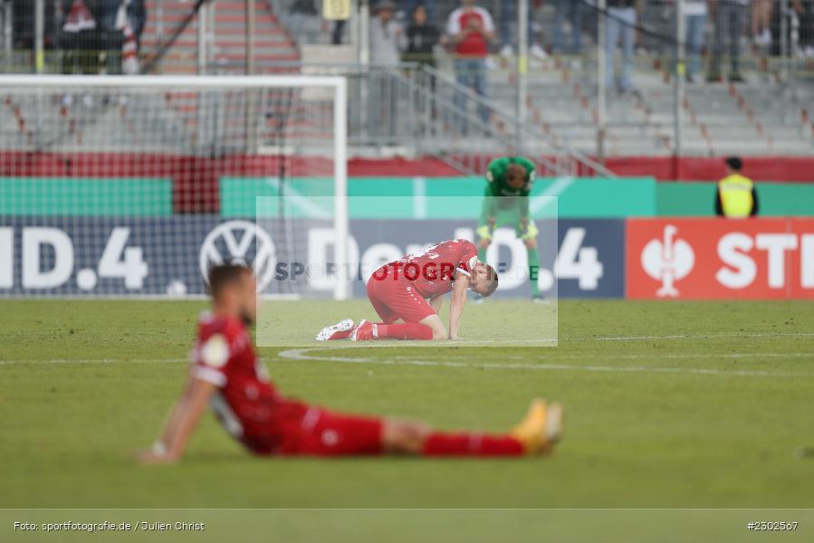 Hendrik Bonmann, David Kopacz, Lars Dietz, FLYERALARM-Arena, Würzburg, 08.08.2021, DFB, sport, action, Fussball, Deutschland, August 2021, Runde 1, DFB-Pokal, Saison 2021/2022, SCF, FWK, SC Freiburg, FC Würzburger Kickers - Bild-ID: 2302567
