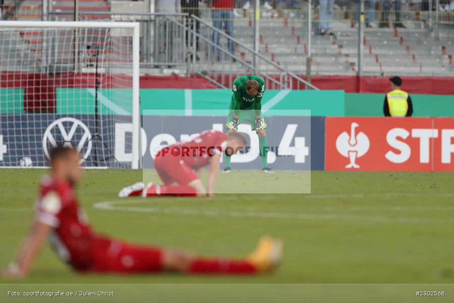 enttäuscht, Hendrik Bonmann, FLYERALARM-Arena, Würzburg, 08.08.2021, DFB, sport, action, Fussball, Deutschland, August 2021, Runde 1, DFB-Pokal, Saison 2021/2022, SCF, FWK, SC Freiburg, FC Würzburger Kickers - Bild-ID: 2302568