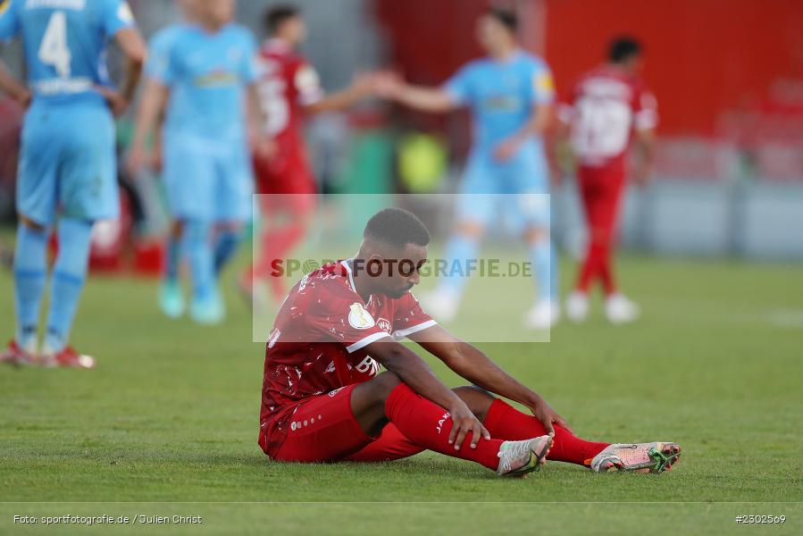 Enttäuscht, Saliou Sane, FLYERALARM-Arena, Würzburg, 08.08.2021, DFB, sport, action, Fussball, Deutschland, August 2021, Runde 1, DFB-Pokal, Saison 2021/2022, SCF, FWK, SC Freiburg, FC Würzburger Kickers - Bild-ID: 2302569