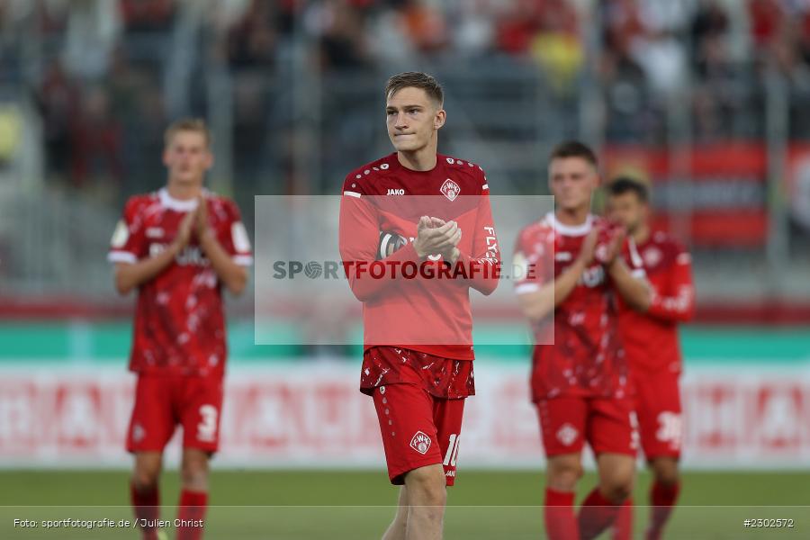 Enttäuscht, Gestik, Applaus, Maximilian Breunig, FLYERALARM-Arena, Würzburg, 08.08.2021, DFB, sport, action, Fussball, Deutschland, August 2021, Runde 1, DFB-Pokal, Saison 2021/2022, SCF, FWK, SC Freiburg, FC Würzburger Kickers - Bild-ID: 2302572
