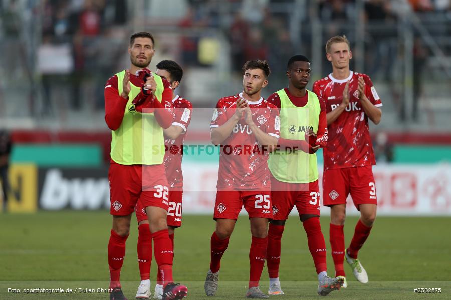 Applaus, Christian Strohdiek, FLYERALARM-Arena, Würzburg, 08.08.2021, DFB, sport, action, Fussball, Deutschland, August 2021, Runde 1, DFB-Pokal, Saison 2021/2022, SCF, FWK, SC Freiburg, FC Würzburger Kickers - Bild-ID: 2302575