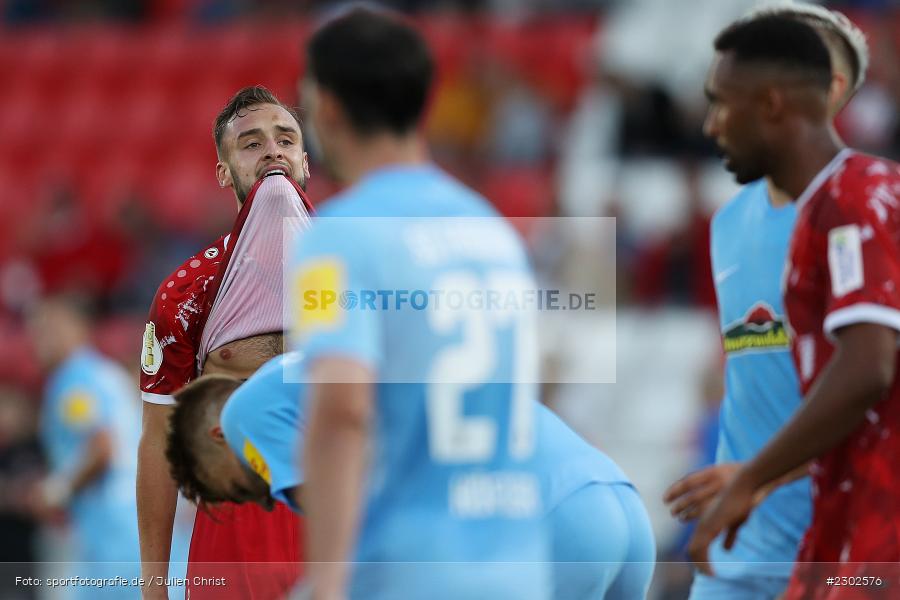 Enttäuscht, David Kopacz, FLYERALARM-Arena, Würzburg, 08.08.2021, DFB, sport, action, Fussball, Deutschland, August 2021, Runde 1, DFB-Pokal, Saison 2021/2022, SCF, FWK, SC Freiburg, FC Würzburger Kickers - Bild-ID: 2302576