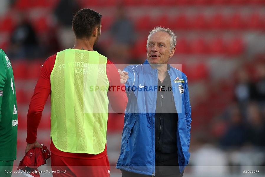 Abklatschen, Christian Streich, FLYERALARM-Arena, Würzburg, 08.08.2021, DFB, sport, action, Fussball, Deutschland, August 2021, Runde 1, DFB-Pokal, Saison 2021/2022, SCF, FWK, SC Freiburg, FC Würzburger Kickers - Bild-ID: 2302579