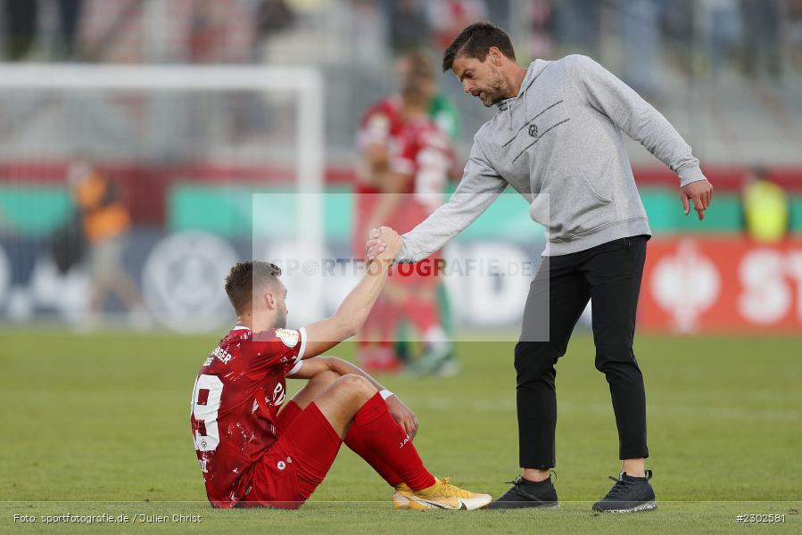 Hand reichen, Enttäuscht, Torsten Ziegner, FLYERALARM-Arena, Würzburg, 08.08.2021, DFB, sport, action, Fussball, Deutschland, August 2021, Runde 1, DFB-Pokal, Saison 2021/2022, SCF, FWK, SC Freiburg, FC Würzburger Kickers - Bild-ID: 2302581