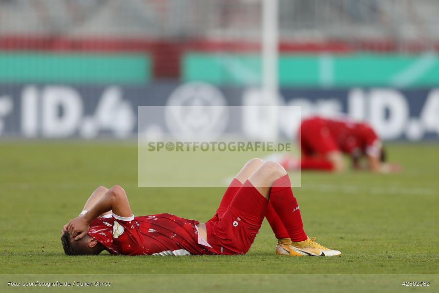 Enttäuscht, am Boden, David Kopacz, FLYERALARM-Arena, Würzburg, 08.08.2021, DFB, sport, action, Fussball, Deutschland, August 2021, Runde 1, DFB-Pokal, Saison 2021/2022, SCF, FWK, SC Freiburg, FC Würzburger Kickers - Bild-ID: 2302582