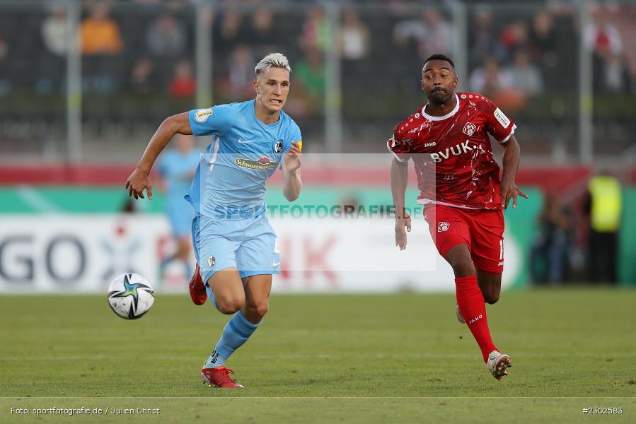 Nico Schlotterbeck, FLYERALARM-Arena, Würzburg, 08.08.2021, DFB, sport, action, Fussball, Deutschland, August 2021, Runde 1, DFB-Pokal, Saison 2021/2022, SCF, FWK, SC Freiburg, FC Würzburger Kickers - Bild-ID: 2302583